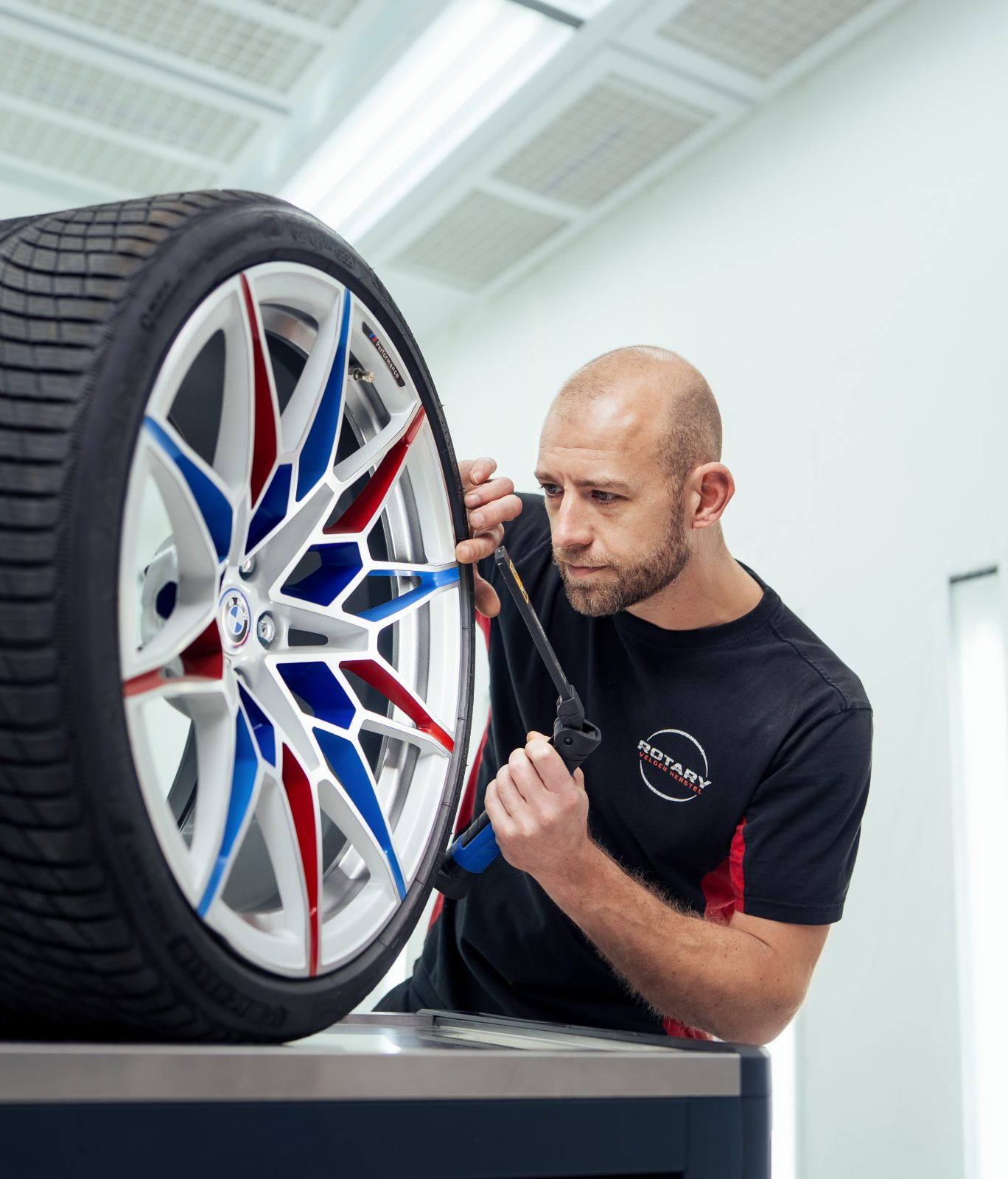 Shane Webbe is een velg aan het inspecteren